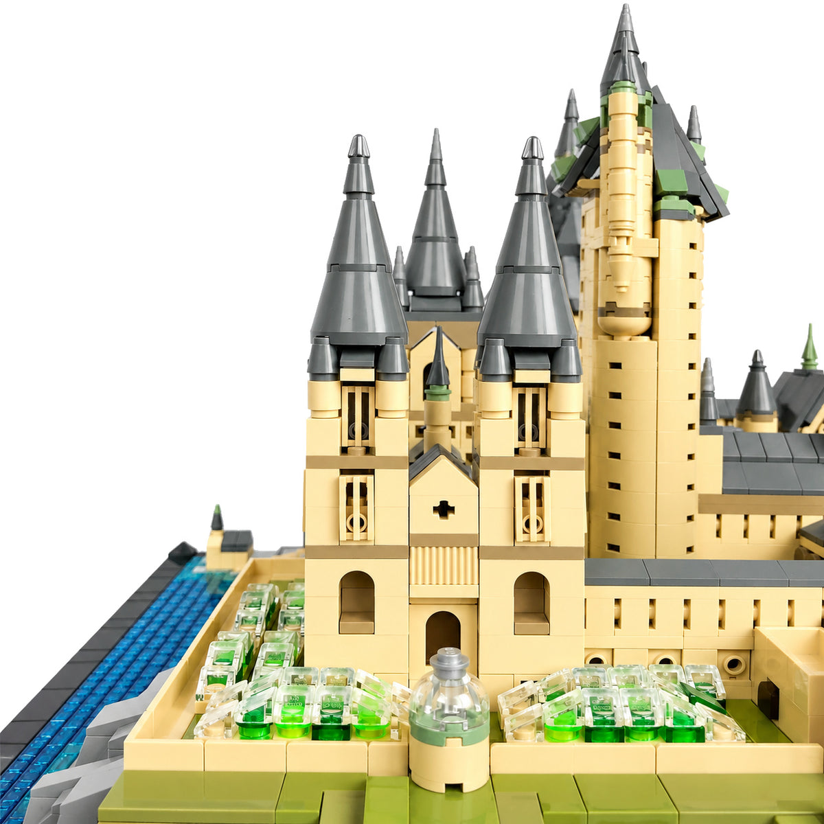 Façade du château : tour, tourelles et jardin sur le lac