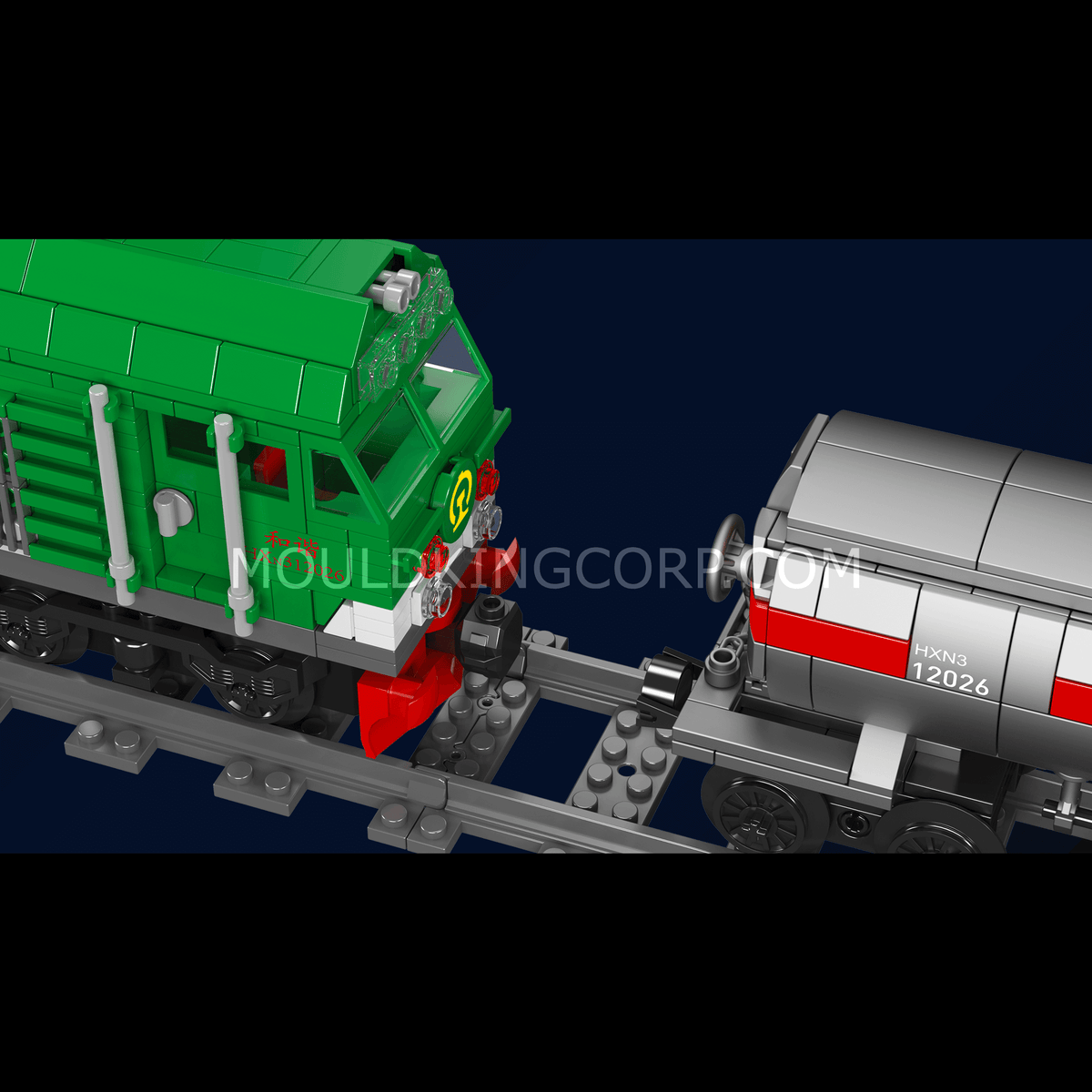 Locomotive diesel de fret télécommandée et son wagon, vue 3