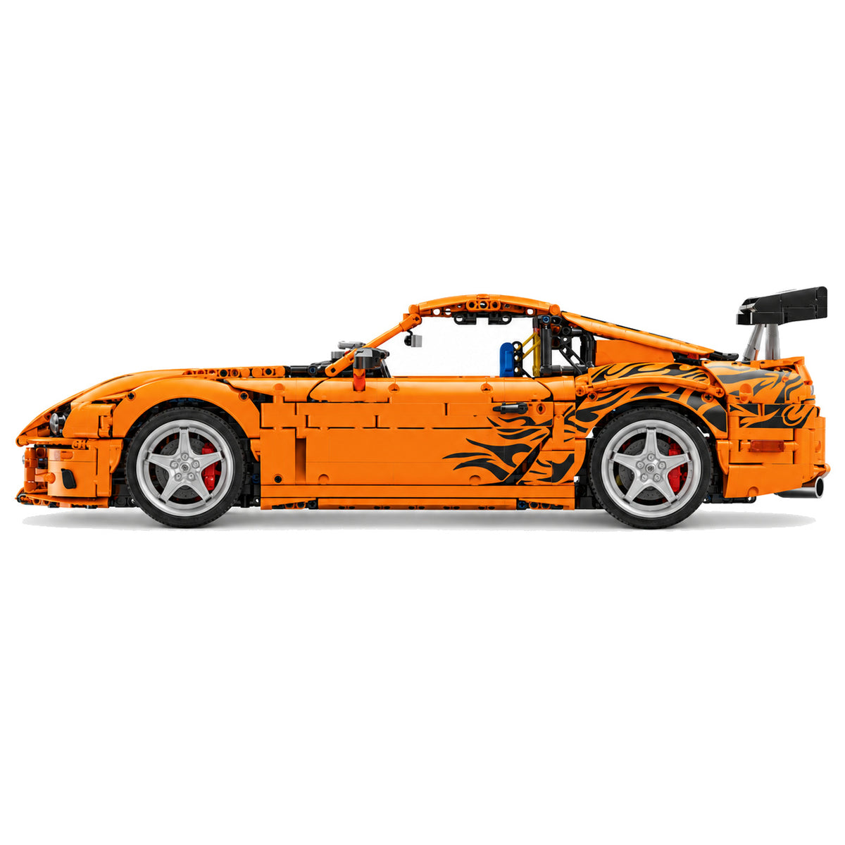 Coupé sport japonais orange vu de profil, jantes alliage et aileron