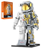 Astronaute explorateur sur socle, vue principale