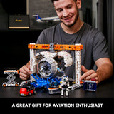 Atelier de maintenance d'un moteur d'avion, vue 4