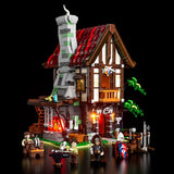 Maison du forgeron médiéval, avec lumières, vue principale