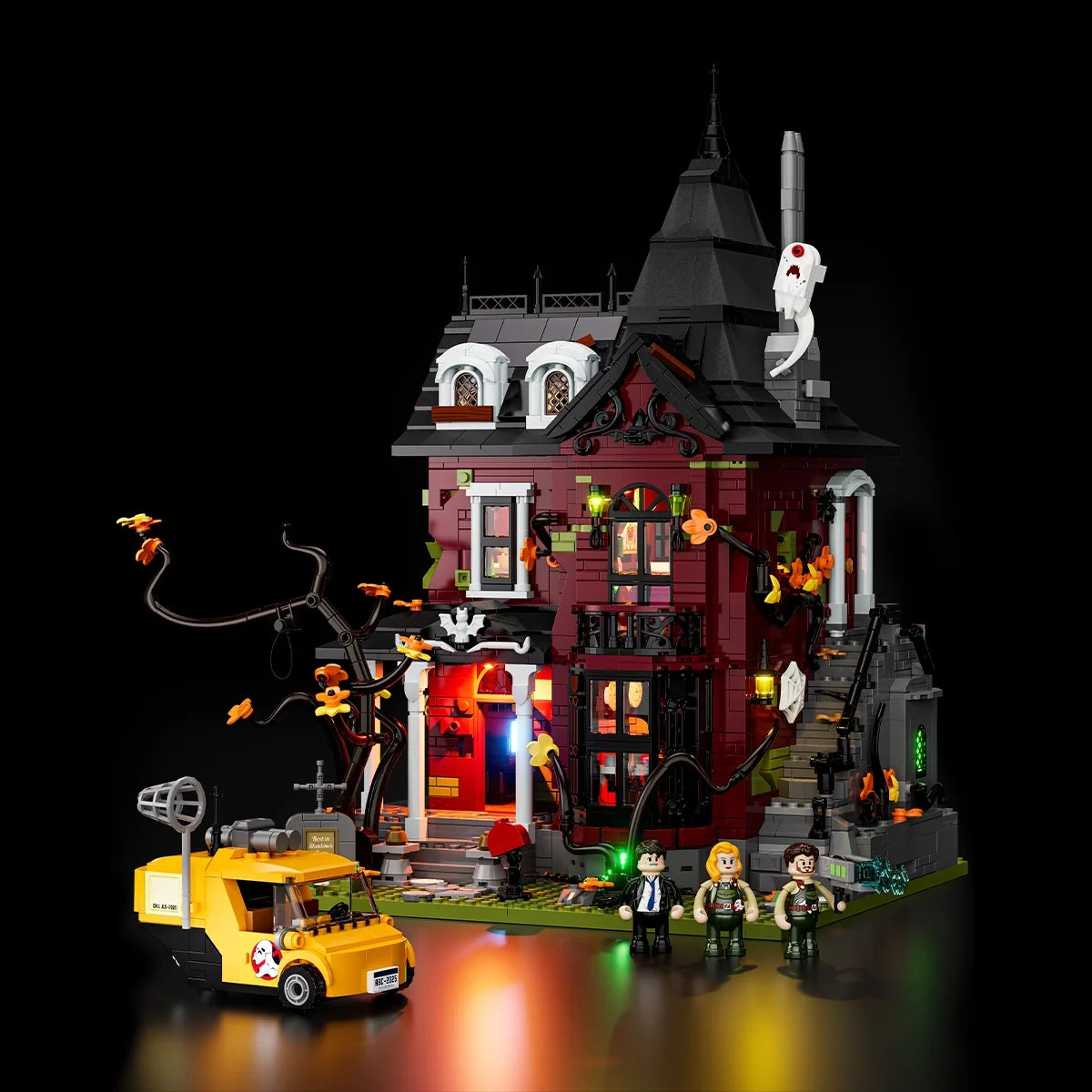 Manoir hanté de minuit, avec lumières, vue principale