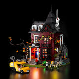 Manoir hanté de minuit, avec lumières, vue principale