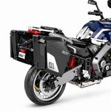 Moto de grand tourisme bleue à valises, échelle 1:5