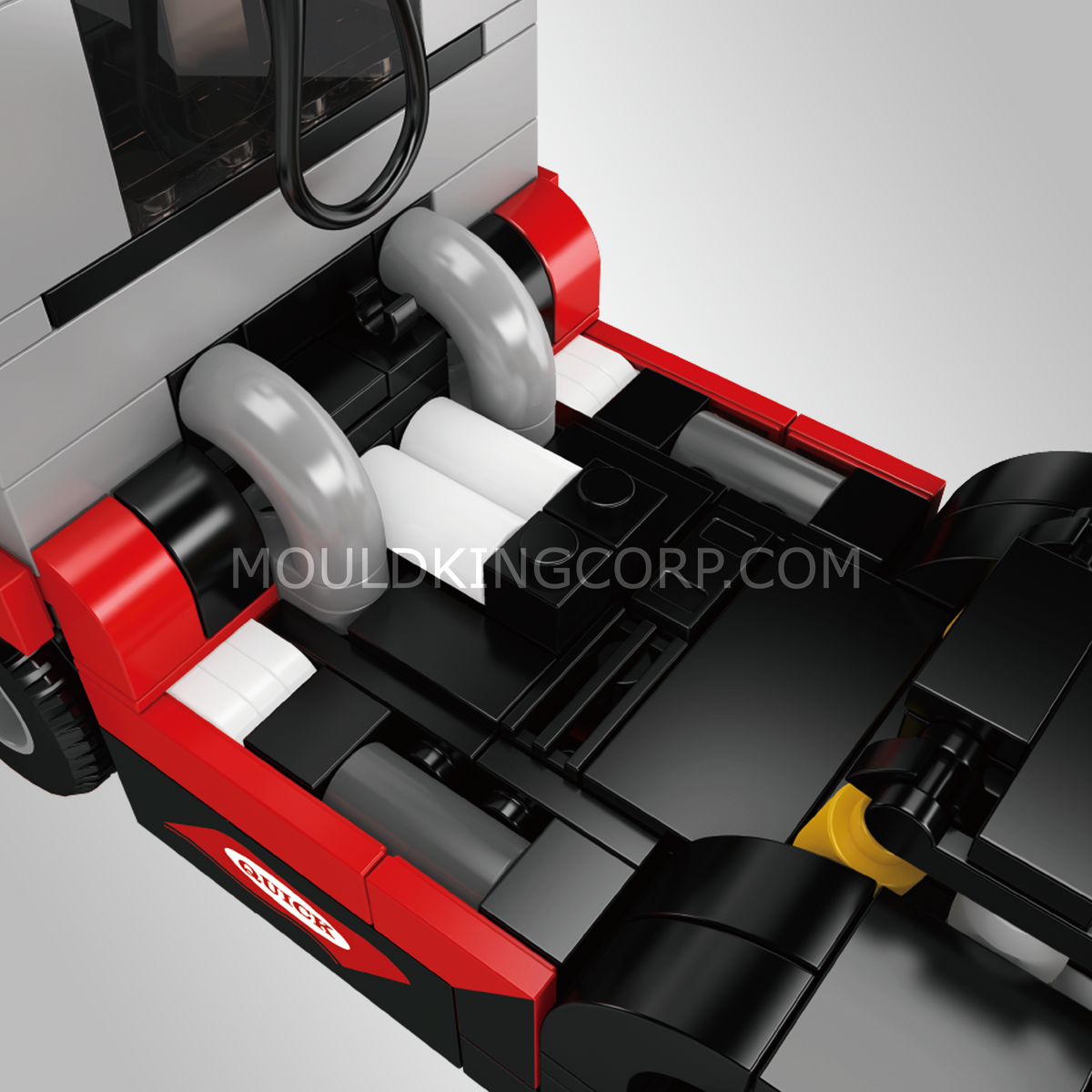 Camion de course gris et rouge, vue 3