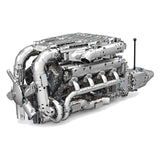 Moteur et boîte de vitesses d'hypercar, maquette motorisée en briques, vue de trois quarts