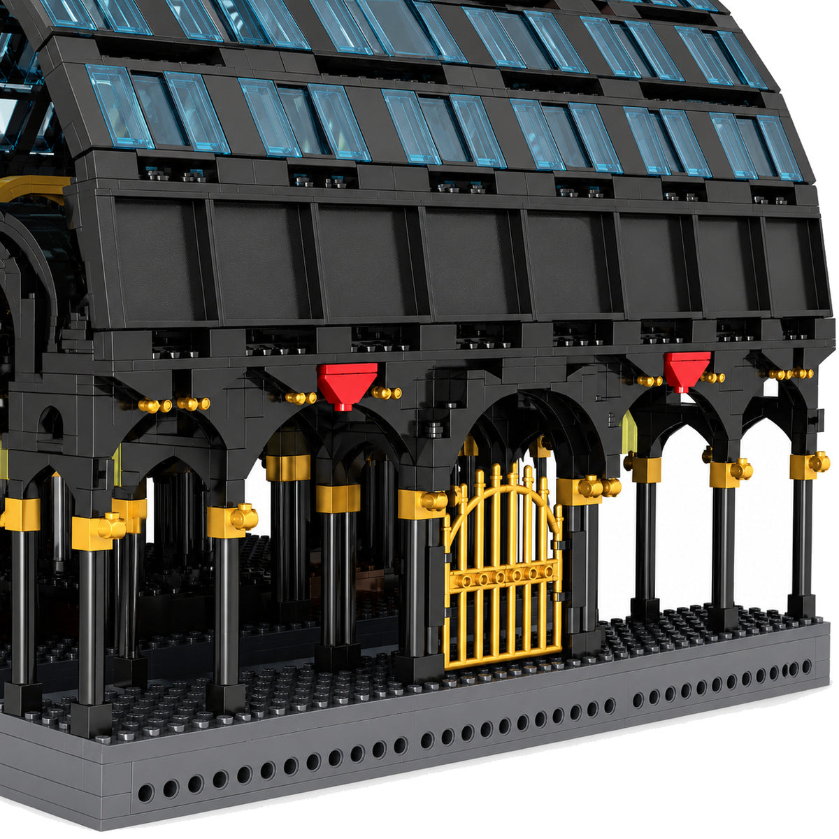 Détail de l'arcade et de la grille dorée de la gare