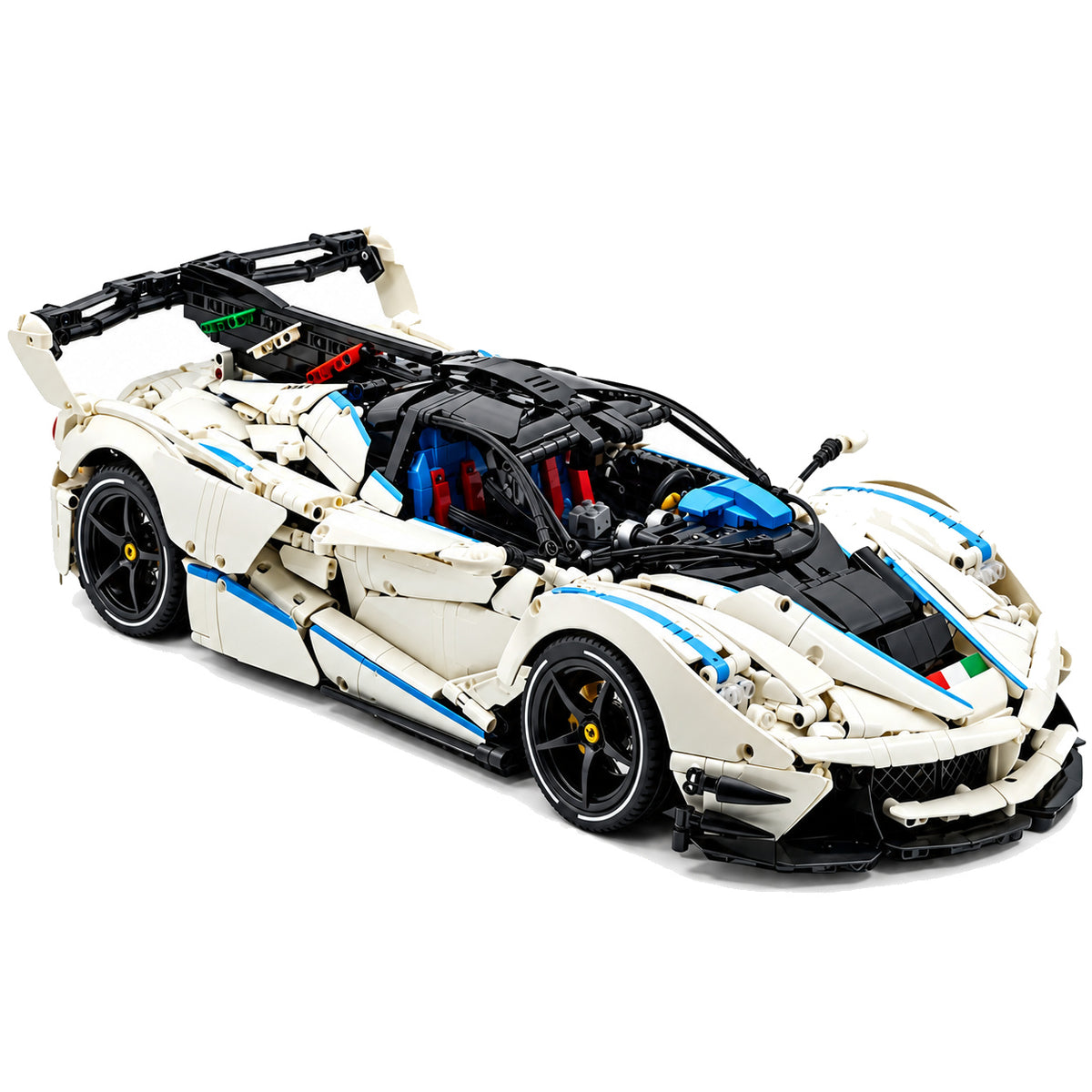 Hypercar blanche et bleue vue de l'autre côté, aileron et habitacle ouvert