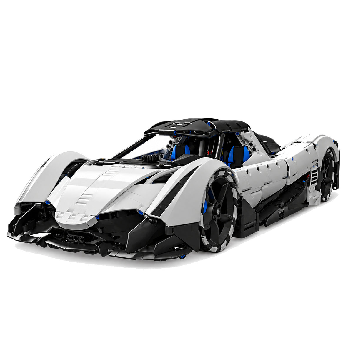 Hypercar V16 blanche vue sous un autre angle, nez et habitacle