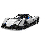 Hypercar V16 blanche vue sous un autre angle, nez et habitacle