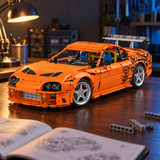 Ambiance – Coupé sport orange sur l'établi, notice et pièces